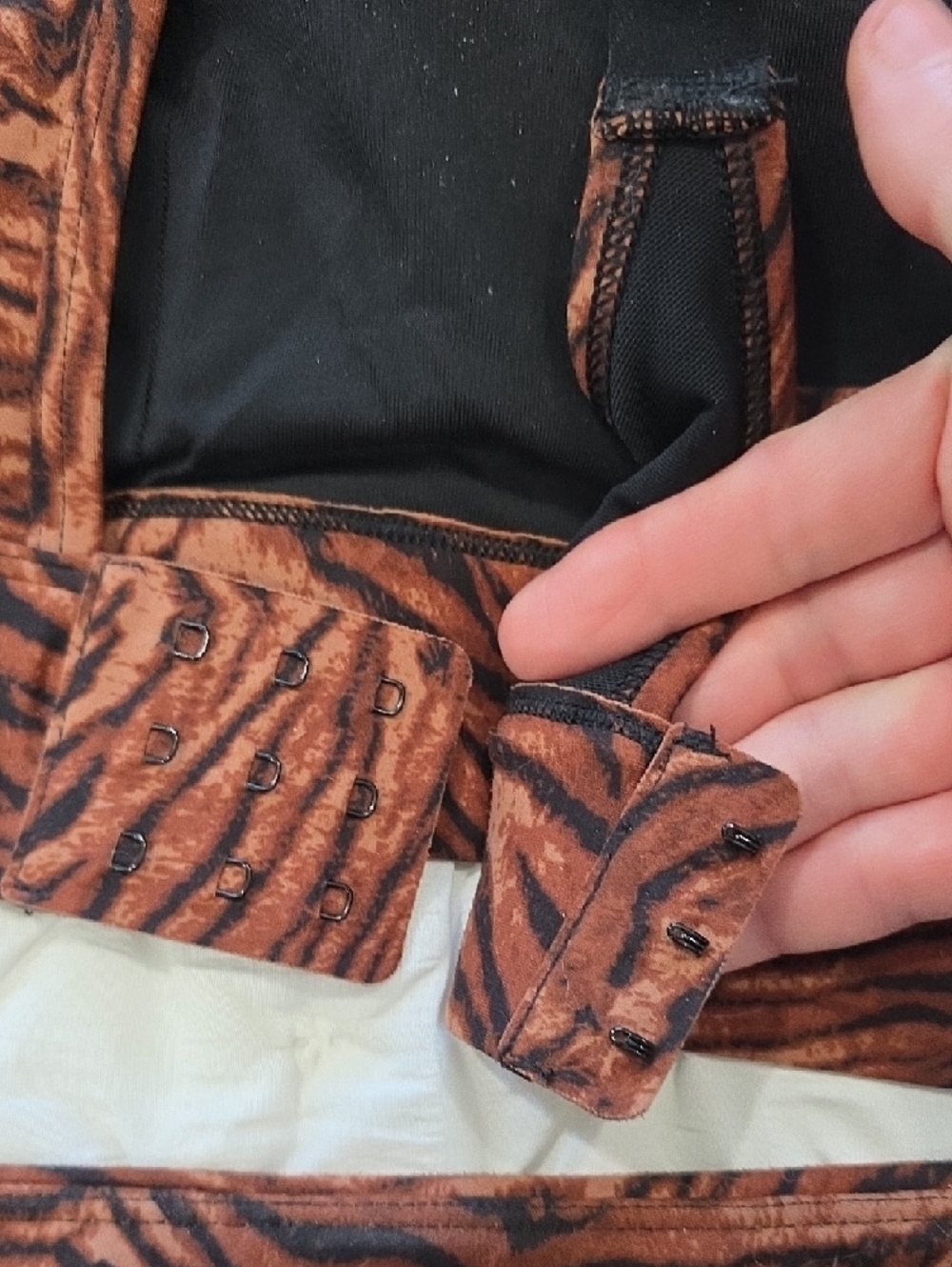 Lorna Jane Brown Tiger-Print Sports Bra & Leggings - Picture 8 of 11
